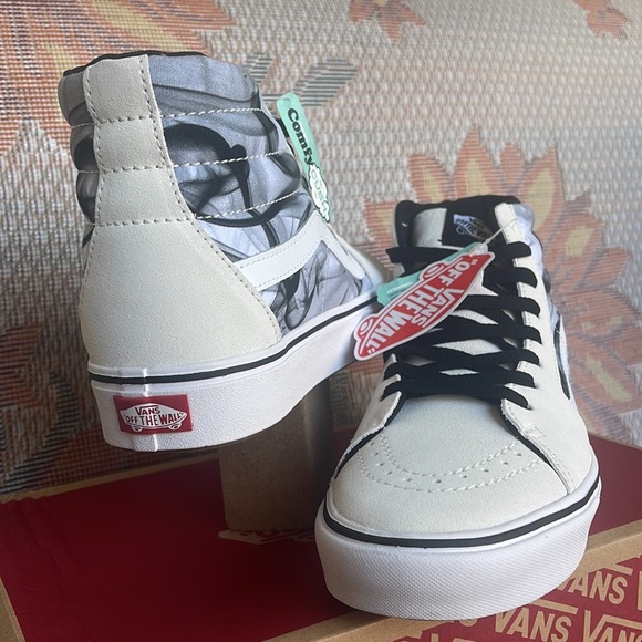Vans WMNS Comfycush Sk8-Hi
After Dark White/Black
VN0AZTNOYB2
Sneakers - Picture 10 of 16
